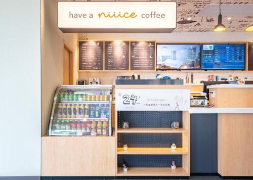 a coffee shop with a counter with drinks on it at Hanting Hotel Shanghai Qingpu Caoying Road Metro Station in Qingpu