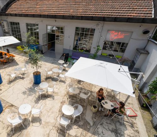 Restaurace v ubytování Bovisa Urban Garden