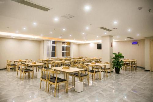 a large room with tables and chairs in it at Starway Hotel Bozhou Yidu International Mall in Bozhou