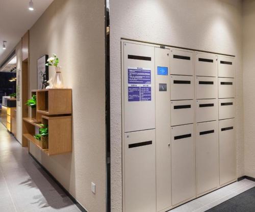 a row of lockers in a room with a wall at Hanting Hotel Hanzhong Tianhan Avenue Railway Station in Hanzhong