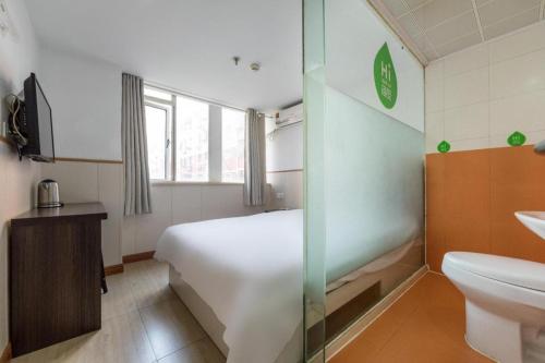 bagno con letto, servizi igienici e lavandino di Hi Inn Shanghai Global Harbor a Shanghai