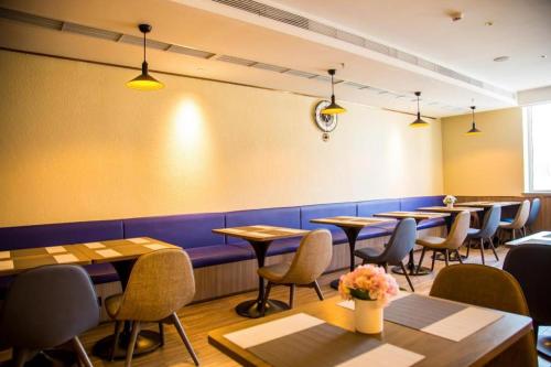 Un restaurante o sitio para comer en Hanting Hotel Yantai Development Zone Foxconn
