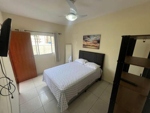 um quarto com uma cama com um edredão branco em 303-Apartamento Próximo ao Shopping Vila Velha em Vila Velha