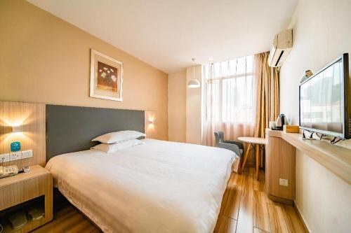 מיטה או מיטות בחדר ב-Hanting Hotel Fuzhou Liuyi Zhong Road Shi'ou Wangzhuang
