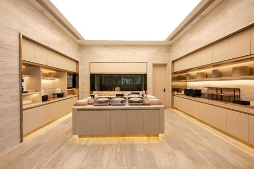 a large kitchen with a large island in a room at Ji Hotel Daxing Biomedical Base Hotel in Daxing