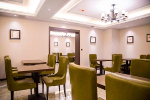 Ein Restaurant oder anderes Speiselokal in der Unterkunft Starway Hotel Mudanjiang Railway Station 