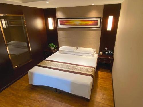 Llit o llits en una habitació de Starway Hotel Mudanjiang Railway Station