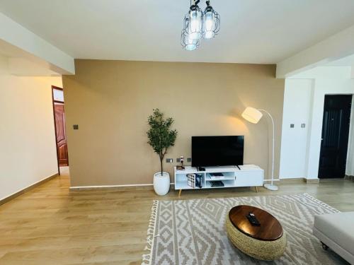 Et tv og/eller underholdning på Azania Homes 2bedrooms Apartments Westlands