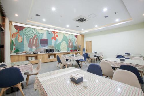 Un restaurante o sitio para comer en Hanting Hotel Wuhan Hankou Railway Station