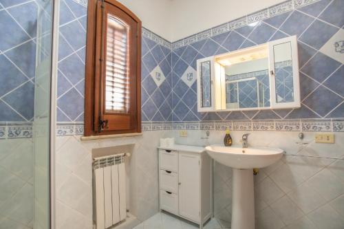 a bathroom with a sink and a mirror at Dammuso Ignazio in Lampedusa