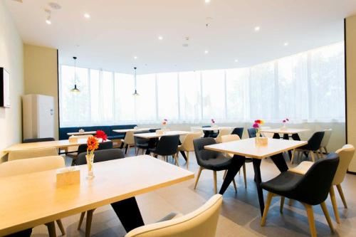 Restoran või mõni muu söögikoht majutusasutuses Hanting Hotel Xian Changan Northwest University