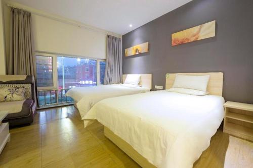 Ein Bett oder Betten in einem Zimmer der Unterkunft Hi Inn Weifang Railway Station Zhongbai Building