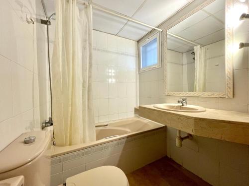 A bathroom at COSTA DAURADA APARTAMENTS CENTER
