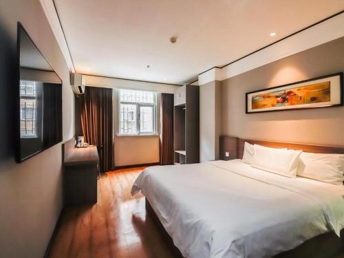 a bedroom with a large white bed in a room at Hanting Hotel Zhengzhou Technology Market in Zhengzhou