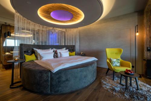 Кровать или кровати в номере Hüttenhof - Wellnesshotel & Luxus-Bergchalets - Adults only