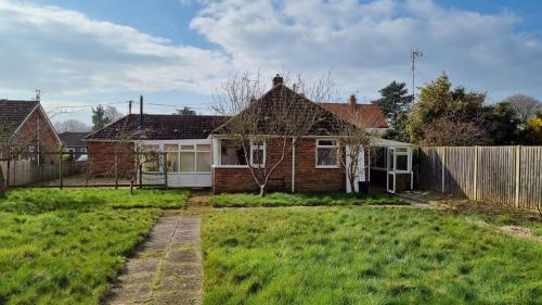 a house in a yard with a fence at Certa Cito in Heacham