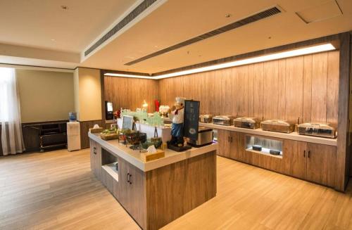 Una cocina o kitchenette en Hanting Hotel ining Taibai Hu Jinghang Road