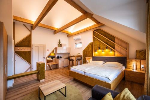 デュルンシュタインにあるBioweingut Schmidlのベッドルーム(大型ベッド1台付)、リビングルームが備わります。