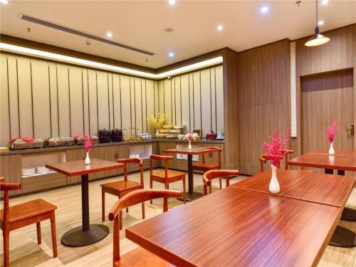 Ein Restaurant oder anderes Speiselokal in der Unterkunft Hanting Hotel Zhangye Gulou 