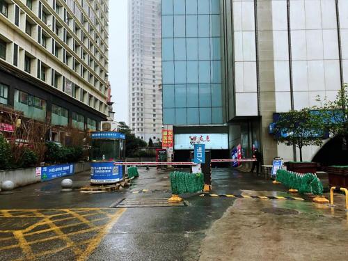 eine leere Straße in einer Stadt mit hohen Gebäuden in der Unterkunft Hanting Hotel Wuhan Wangjiawan Metro Station in Wuhan