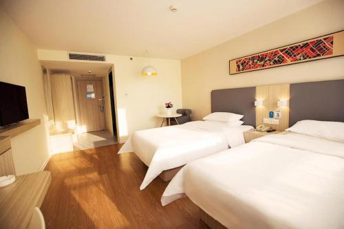 En eller flere senge i et værelse på Hanting Hotel Luoyang Wangfujing