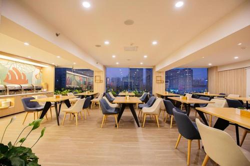 Ein Restaurant oder anderes Speiselokal in der Unterkunft Hanting Hotel Zhengzhou Jinshui Road 2nd Branch 