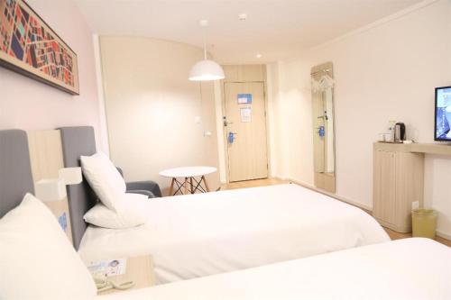 Ein Bett oder Betten in einem Zimmer der Unterkunft Hanting Hotel Yibin High Gaoke Station