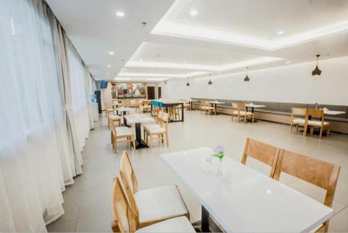 Ein Restaurant oder anderes Speiselokal in der Unterkunft Hanting Hotel Yibin High Gaoke Station 