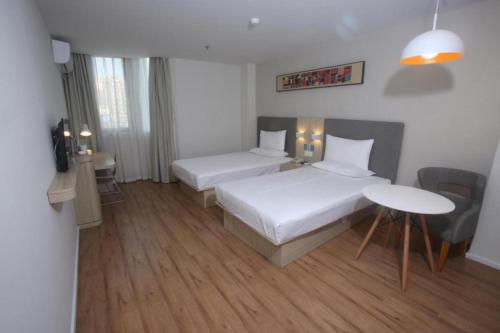 Ein Bett oder Betten in einem Zimmer der Unterkunft Hanting Hotel Yibin High Gaoke Station