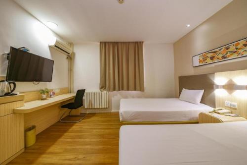 Кровать или кровати в номере Hanting Hotel Jinan Jing'er Road Railway Station