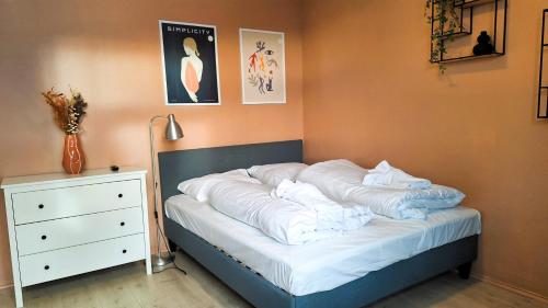 Ένα ή περισσότερα κρεβάτια σε δωμάτιο στο Sentrumsnær leilighet - K1