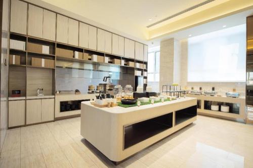 A kitchen or kitchenette at Ji Hotel Jilin Wanda Plaza