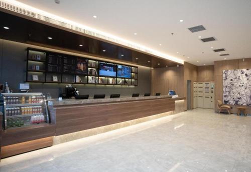 The lobby or reception area at Hanting Hotel Nanyang Railway Station