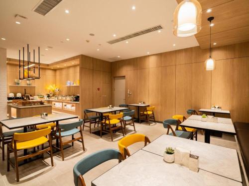 En restaurant eller et andet spisested på Hanting Premium Hotel Changchun Eco Plaza