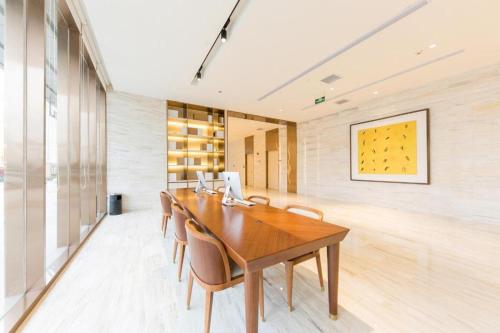 a dining room with a wooden table and chairs at Ji Hotel Heze Renmin Road in Heze