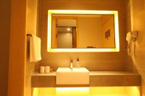 y baño con lavabo y espejo. en JI Hotel Kaifeng Qingming Shanghe Garden Fuxing Avenue, en Kaifeng