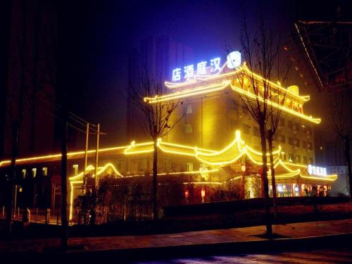 a building with lights on it at night at Hanting Hotel Heze Dingtao in Youji