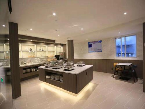 Virtuvė arba virtuvėlė apgyvendinimo įstaigoje Hanting Premium Hotel Donghai County Government