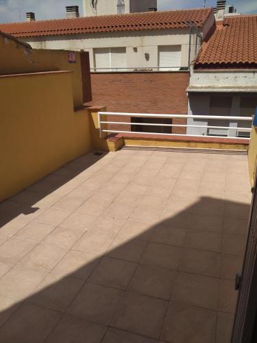 uma varanda com vista para um edifício em Duplex entero con garaje privado y terraza em Albacete