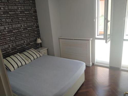 um quarto com uma grande cama branca num quarto em Duplex entero con garaje privado y terraza em Albacete