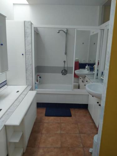 uma casa de banho branca com uma banheira e um lavatório em Duplex entero con garaje privado y terraza em Albacete