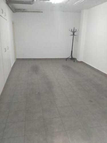 um quarto branco com uma cruz na parede em Duplex entero con garaje privado y terraza em Albacete