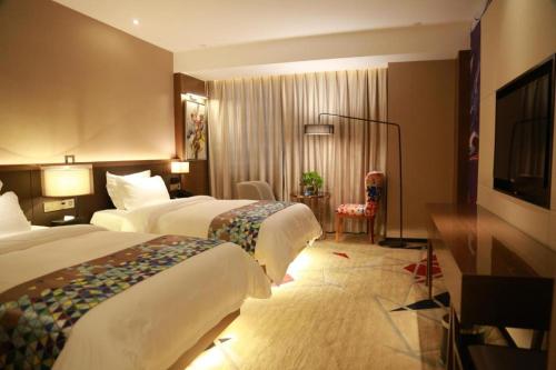Starway Hotel Suqian Powerlong Plaza tesisinde bir odada yatak veya yataklar