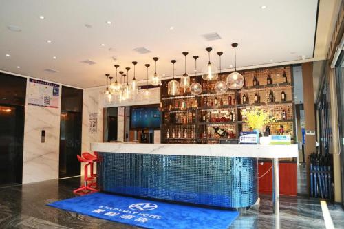 eine Bar in einem Restaurant mit blauer Theke in der Unterkunft Starway Hotel Suqian Powerlong Plaza in Suqian