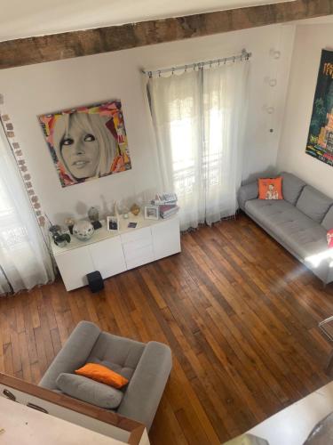 un salon avec un canapé et une table dans l'établissement Un loft proche Bastille pour Paris 2024, à Paris