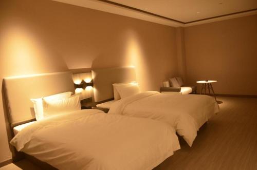 מיטה או מיטות בחדר ב-Hanting Hotel Ankang Pingli Nuwa Cultural Square
