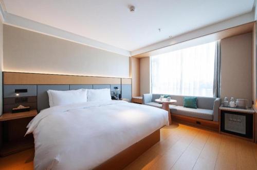 Łóżko lub łóżka w pokoju w obiekcie Ji Hotel Chifeng Municipal Government