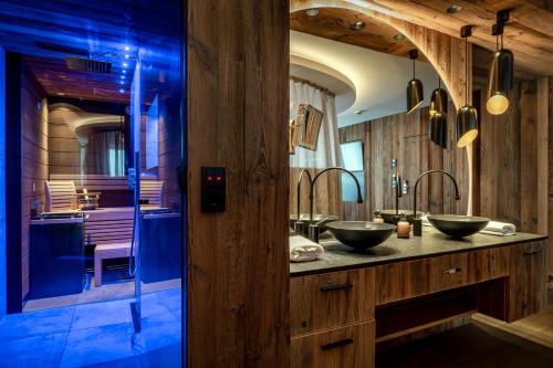 Ванная комната в Hüttenhof - Wellnesshotel & Luxus-Bergchalets - Adults only