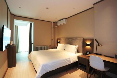 Ein Bett oder Betten in einem Zimmer der Unterkunft Hanting Hotel Chifeng Qiaobei Financial Logistics Port