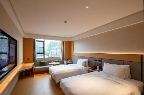 Ένα ή περισσότερα κρεβάτια σε δωμάτιο στο Ji Hotel Guilin Two Rivers And Four Lakes Scenic